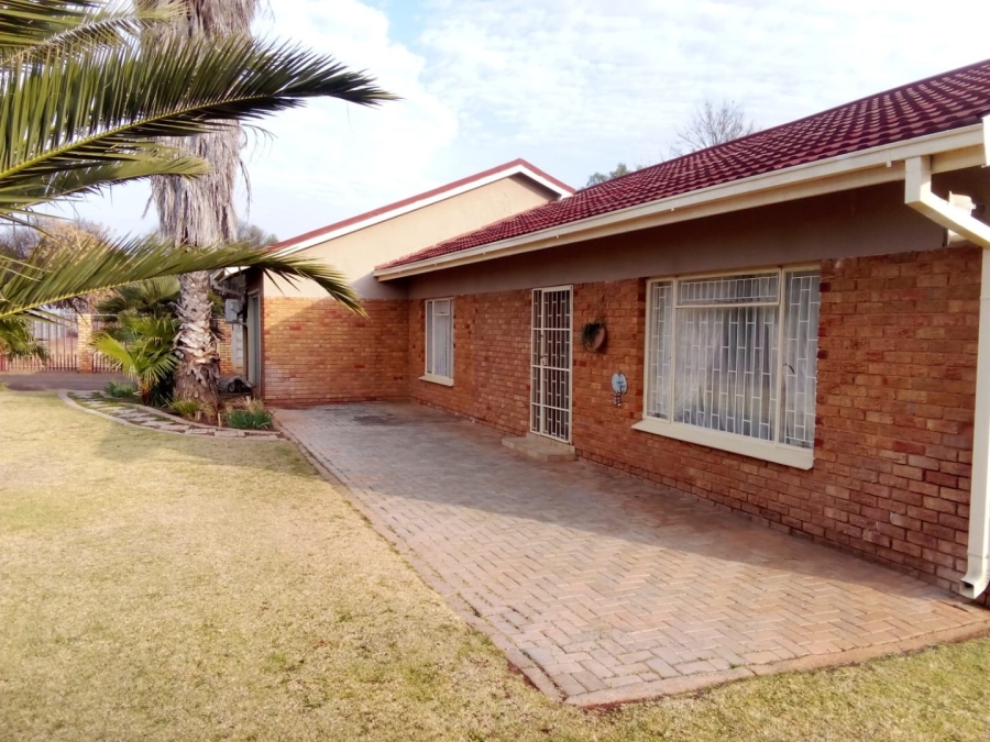 4 Bedroom Property for Sale in Petrusburg Free State
